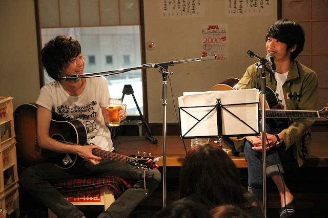 「つぼ八×ツレ伝「つぼ伝」～弾き語りツーマン in つぼ八～」の様子。