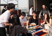 各アーティストたちの元を訪問する「BBQ in つま恋」宣伝隊長・桃野陽介（左端）。