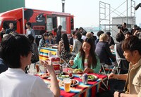 バーベキューを楽しみながら交流を深めるアーティストたち。