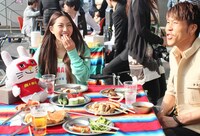 打ち上げで談笑するRihwaとMIHIRO～マイロ～。