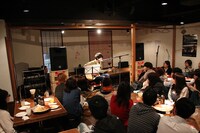 「つぼ八×ツレ伝「つぼ伝」～弾き語りツーマン in つぼ八～」の様子。