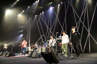 Oasis「Whatever」をセッションする「TOKYO FM＆JFN present EARTH × HEART LIVE 2014」出演者たち。