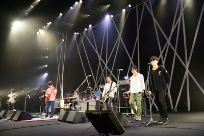 Oasis「Whatever」をセッションする「TOKYO FM＆JFN present EARTH × HEART LIVE 2014」出演者たち。