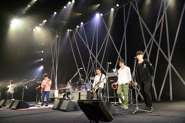 Oasis「Whatever」をセッションする「TOKYO FM＆JFN present EARTH × HEART LIVE 2014」出演者たち。