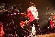 向き合って演奏するパスピエの露崎義邦(B)とミサワマサヒロ(G)。 (photo by yosuke torii)