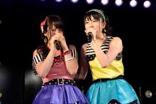 左から川栄李奈、横山由依。 (c)AKS