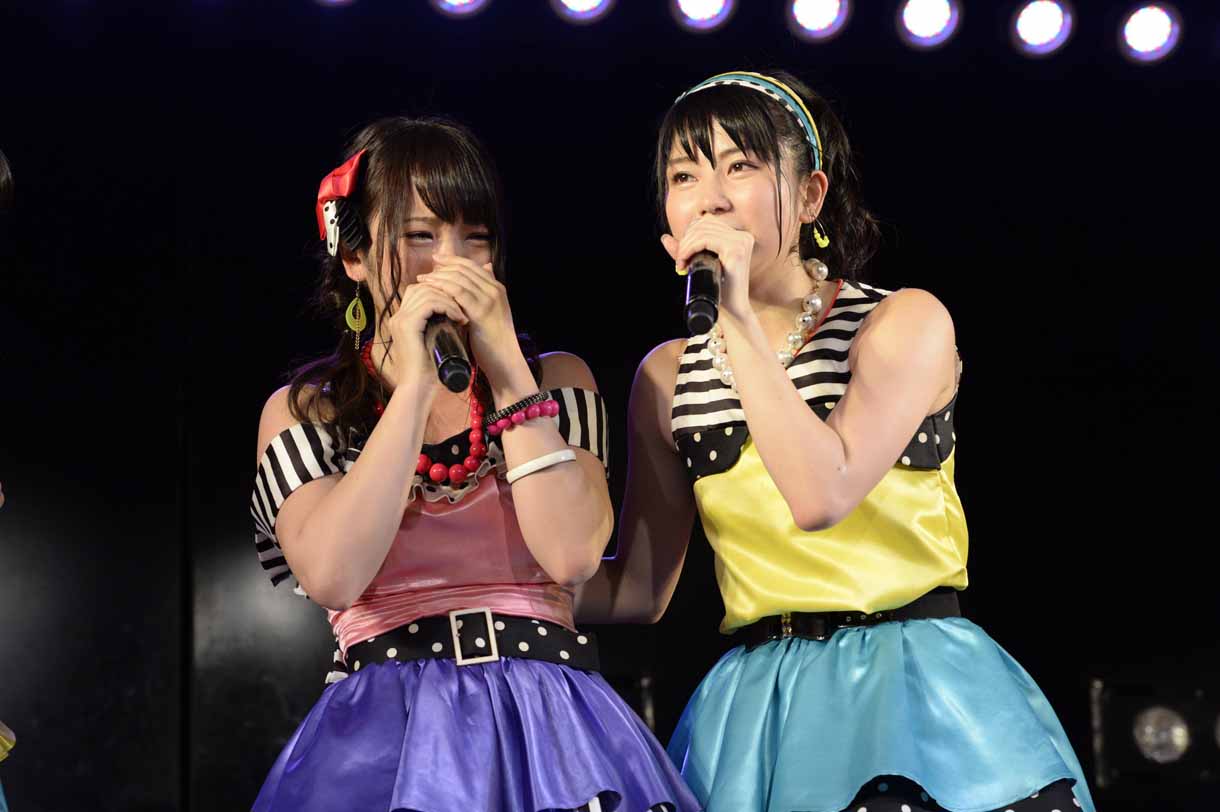 左から川栄李奈、横山由依。 (c)AKS