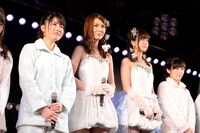 左から横山由依、菊地あやか、佐藤すみれ、渡辺麻友。 (c)AKS