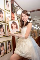 劇場の壁写真を外す菊地あやか。 (c)AKS