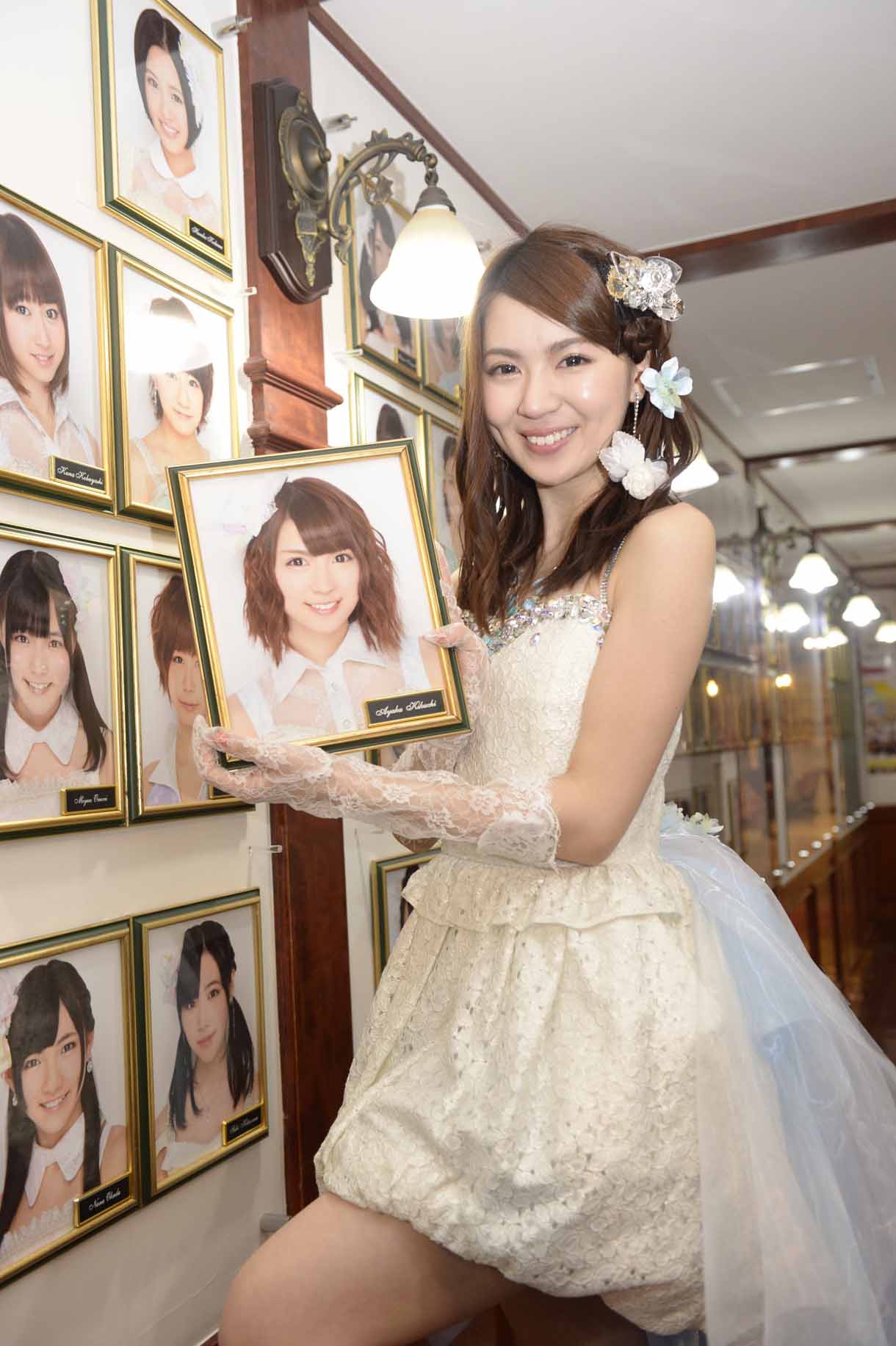 劇場の壁写真を外す菊地あやか。 (c)AKS