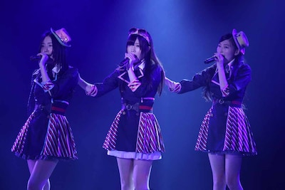 松井珠理奈、出口陽、大矢真那による「この胸のバーコード」歌唱の様子。 (c)AKS