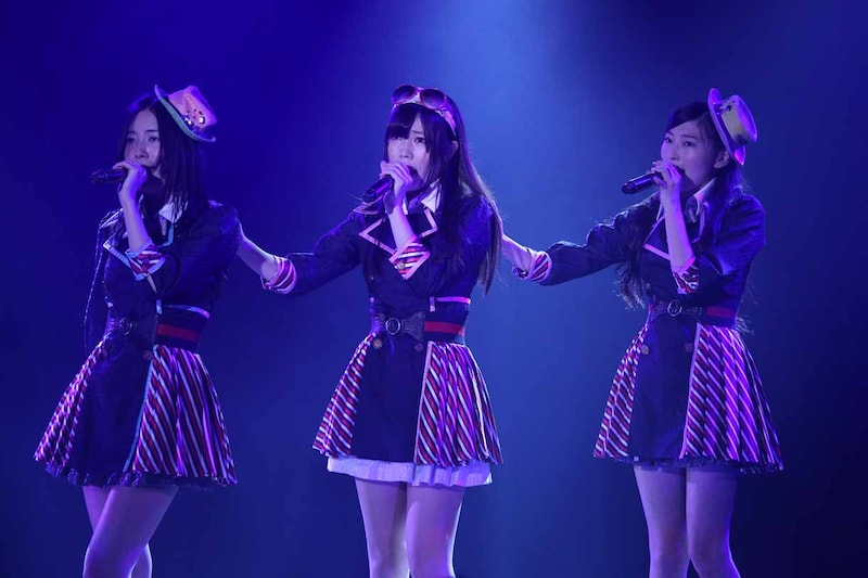 松井珠理奈、出口陽、大矢真那による「この胸のバーコード」歌唱の様子。 (c)AKS