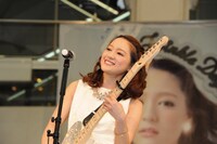 池袋サンシャインシティ噴水広場にて歌うchay。