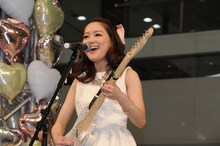 池袋サンシャインシティ噴水広場にて歌うchay。