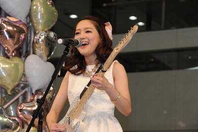 池袋サンシャインシティ噴水広場にて歌うchay。