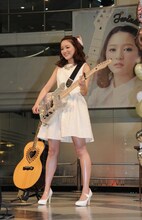 池袋サンシャインシティ噴水広場にて歌うchay。