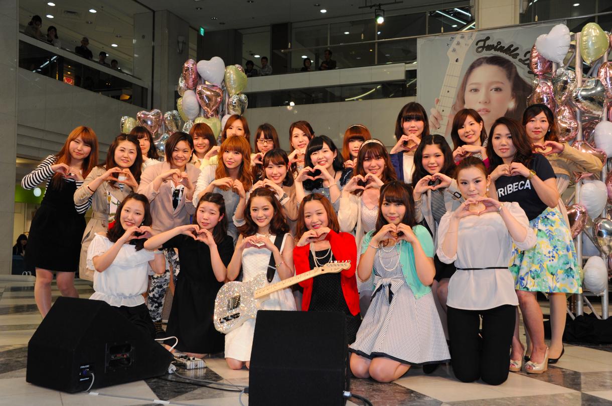 chayと「MAEMUKI GIRL」。