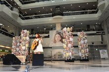 池袋サンシャインシティ噴水広場にて歌うchay。