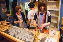 ファンクラブ限定イベント「スナックバニビ」で黙々とドリンクを作るバニラビーンズ。