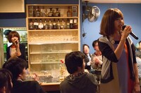 ファンクラブ限定イベント「スナックバニビ」でカラオケをするバニラビーンズ。