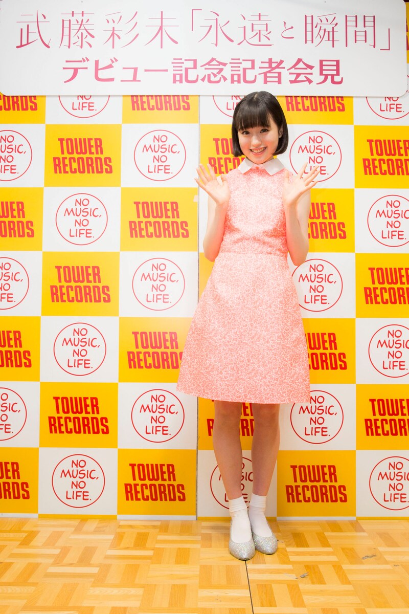記者会見でデビューの喜びを語った武藤彩未。