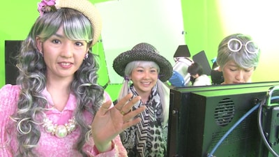 auの新CM「モリ娘。の同窓会篇」メイキング映像より。