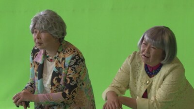 auの新CM「モリ娘。の同窓会篇」メイキング映像に登場する森三中・大島（左）と黒沢（右）。