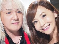 左から浅倉大介、華原朋美（写真は2014年5月3日放送の「MUSIC FAIR」出演時の様子）。