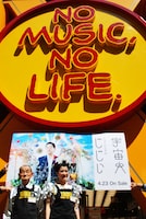 タワーレコード渋谷店エントランスの前に立つ菅登未男としのさきあさこ。