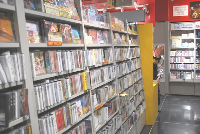 “万引きGG（じじい）メン”巡回の様子。