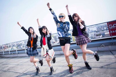 左から小林玲、荻野可鈴、たなしん（B, Cho）、山田朱莉。