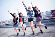 左から小林玲、荻野可鈴、たなしん(B, Cho)、山田朱莉。