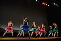 新曲「バタフライエフェクト」を披露する私立恵比寿中学。