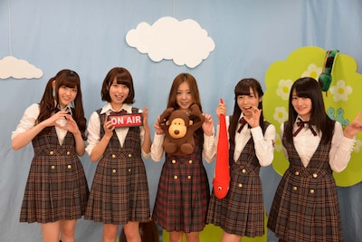 乃木坂46。左から松村沙友理、衛藤美彩、川村真洋、斉藤優里、中田花奈。