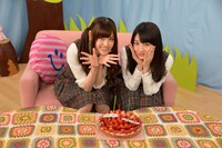 番組1周年のお祝いで用意されたケーキを前に笑顔の松村沙友理、中田花奈（左から）。