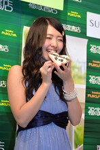 自身の名前が入ったクッキーをかじる鈴木愛理。