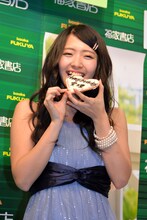 自身の名前が入ったクッキーをかじる鈴木愛理。