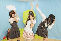 「厨二的なカッコいいポーズ」を決める松村沙友理、Ray、中田花奈（左から）。