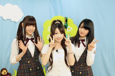 左から松村沙友理、Ray、中田花奈。