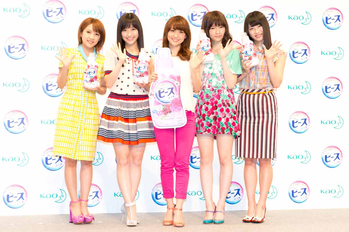 「フレグランスニュービーズ」イメージキャラクターに就任した高橋みなみ、渡辺麻友、大島優子、島崎遥香、横山由依。