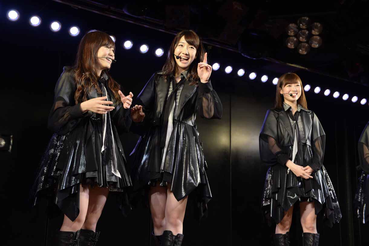 左から大場美奈、柏木由紀、渡辺美優紀。 (c)AKS
