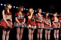 左から市川美織、山内鈴蘭、梅田彩佳、藤江れいな、大場美奈、渡辺美優紀。 (c)AKS