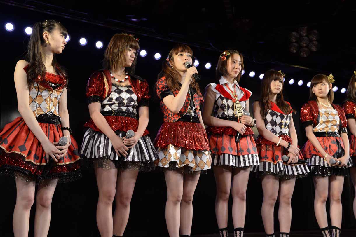 左から市川美織、山内鈴蘭、梅田彩佳、藤江れいな、大場美奈、渡辺美優紀。 (c)AKS