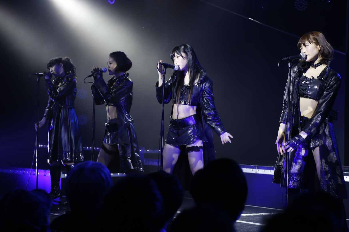 松岡菜摘、兒玉遥、指原莉乃、穴井千尋による「Blue rose」歌唱の様子。 (c)AKS