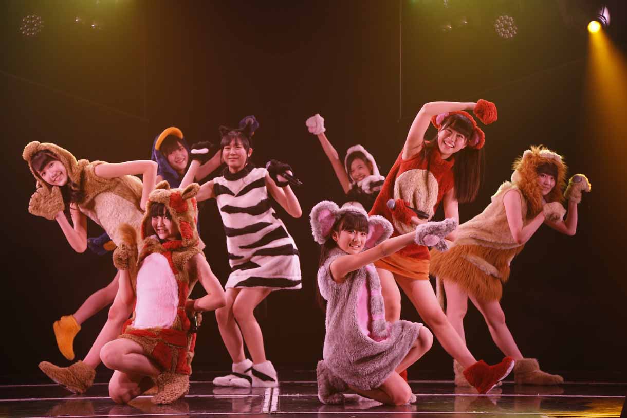 秋吉優花、岡本尚子、駒田京伽、坂口理子、田中菜津美、矢吹奈子、山田麻莉奈、若田部遥による「雨の動物園」歌唱の様子。 (c)AKS