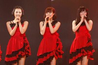 左から兒玉遥、穴井千尋、指原莉乃。 (c)AKS