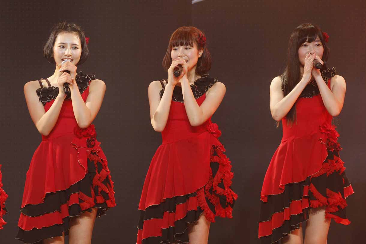 左から兒玉遥、穴井千尋、指原莉乃。 (c)AKS