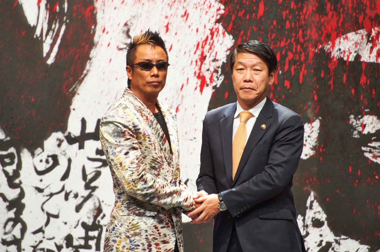 長渕剛と信貴芳則岸和田市市長。