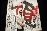 詩画「てっぺん」の前に立つ長渕剛。