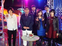 左から石崎ひゅーい、カンニング竹山、中村愛、藤岡みなみ、後列はスパローズ。